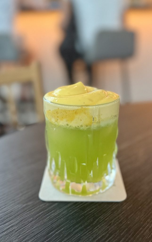 Passionato Basil Smash in der Rooftop Bar Aurora im Andaz Vienna am Belvedere