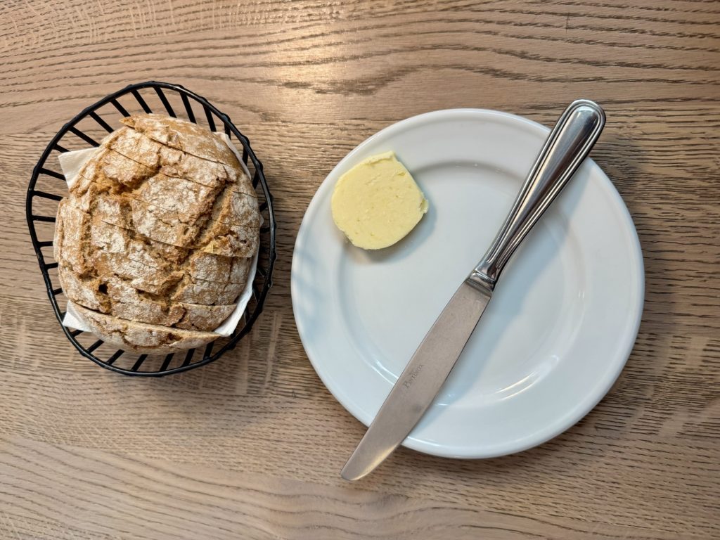 Hausbrot mit gesalzener Butter in der huth Gastwirtschaft in Wien