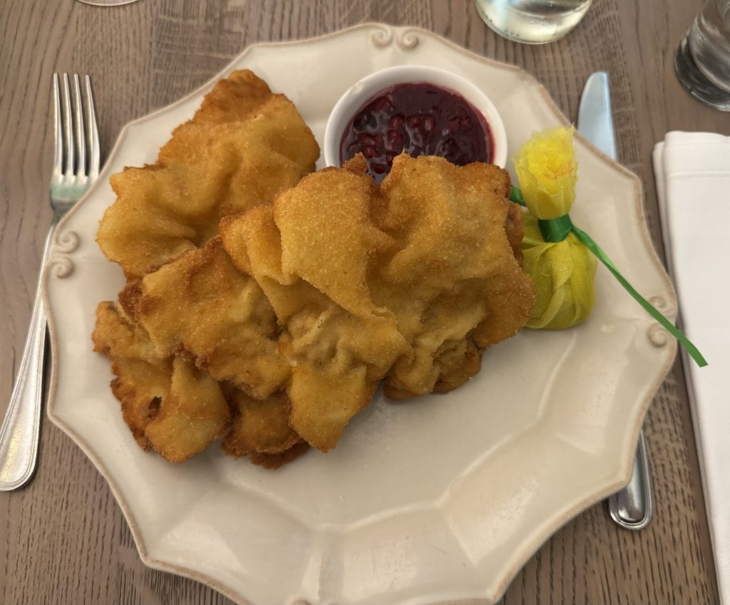 Wiener Schnitzel mit Zitrone und Preiselbeeren in der huth Gastwirtschaft in Wien