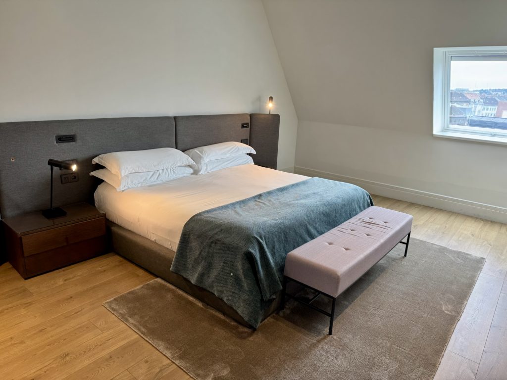 Bett im Kozmo Hotel in Budapest