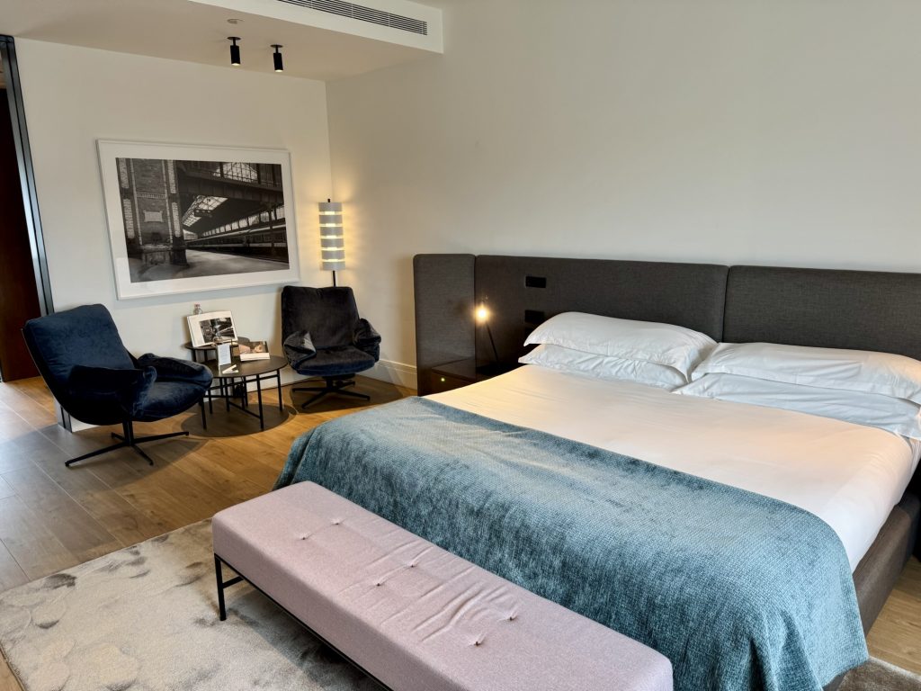 Schlafbereich mit große Bett und 2 Sesseln Kozmo Hotel Budapest