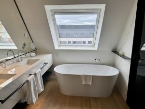 Bad mit Badewanne im Kozmo Hotel Budapest