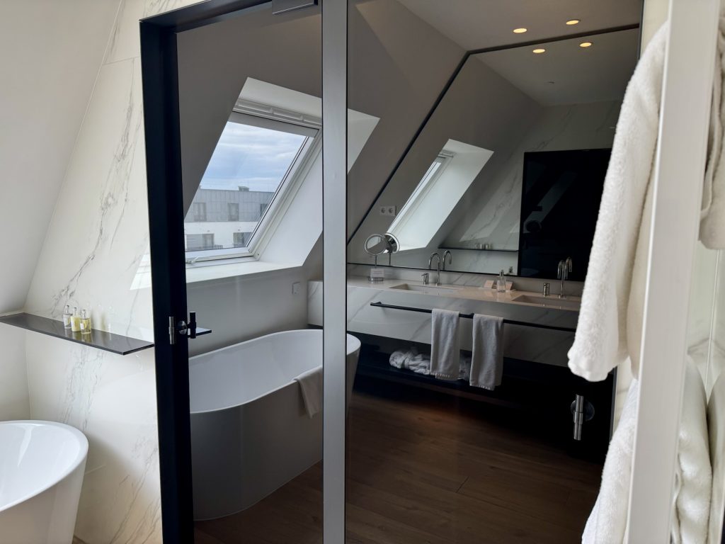 Abgetrenntes Klo und Dusche im Kozmo Hotel Budapest