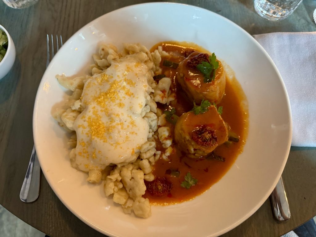 Chicken Paprikash mit Hähnchenschenkeln, Hühnerbrust, Spätzle im Kiosk Budapest