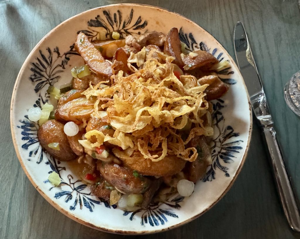 Kartoffeln, Schweinefiltstreifen, Knoblauch im Roast à la Brasov im Kiosk Budapest