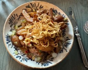 Kartoffeln, Schweinefiltstreifen, Knoblauch im Roast à la Brasov im Kiosk Budapest