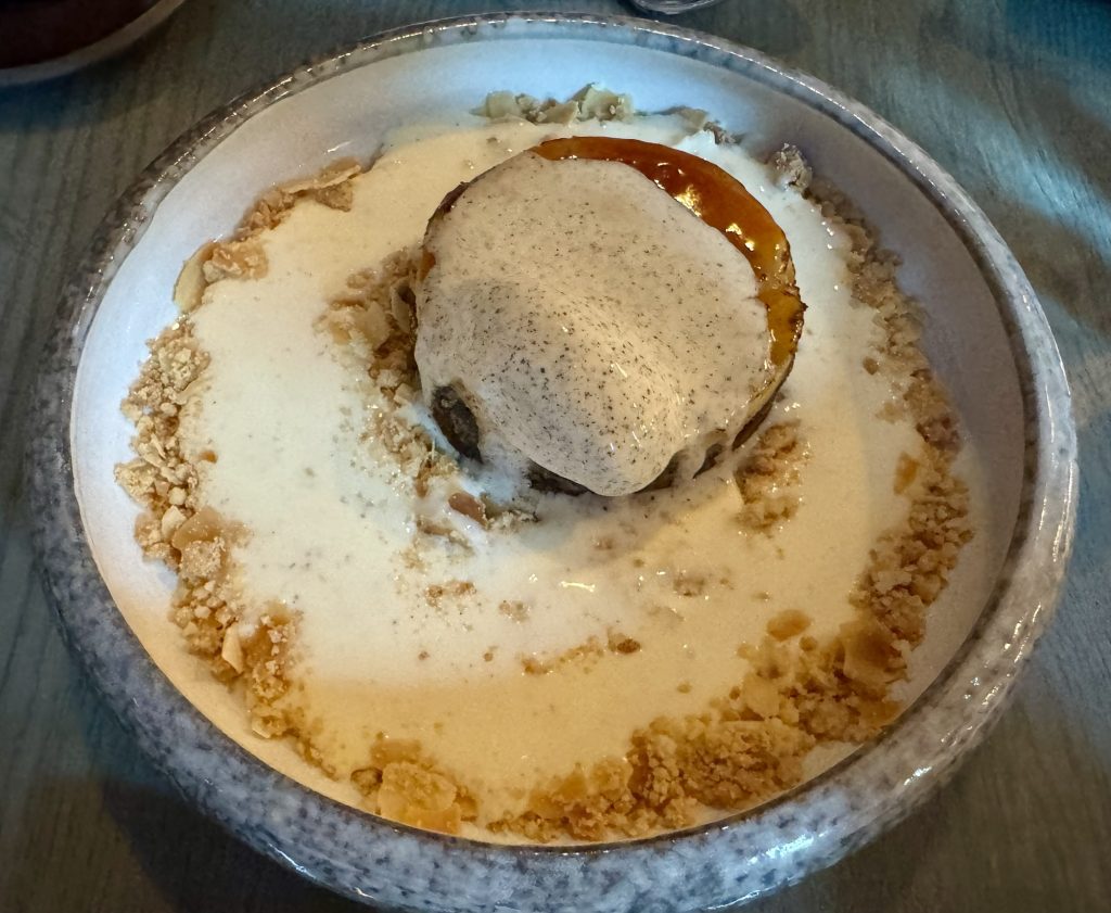 Mohn-Brotpudding mit Vanillesauce, Mandeleis und einer dicken Karamellschicht im Kiosk Budapest