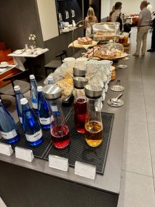 Teil des Frühstücksbuffets im Kozmo Hotel Budapest mit Getränken und Gebäck