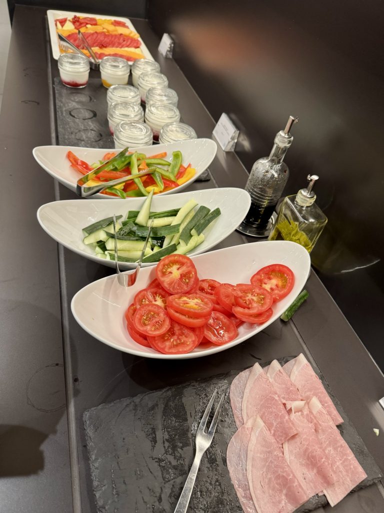 Teil des Frühstücksbuffets im Kozmo Hotel in Budapest