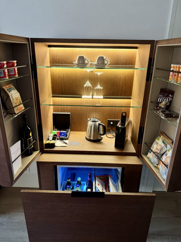 Minibar-Schrank mit Beleuchtung im Kozmo Hotel Budapest