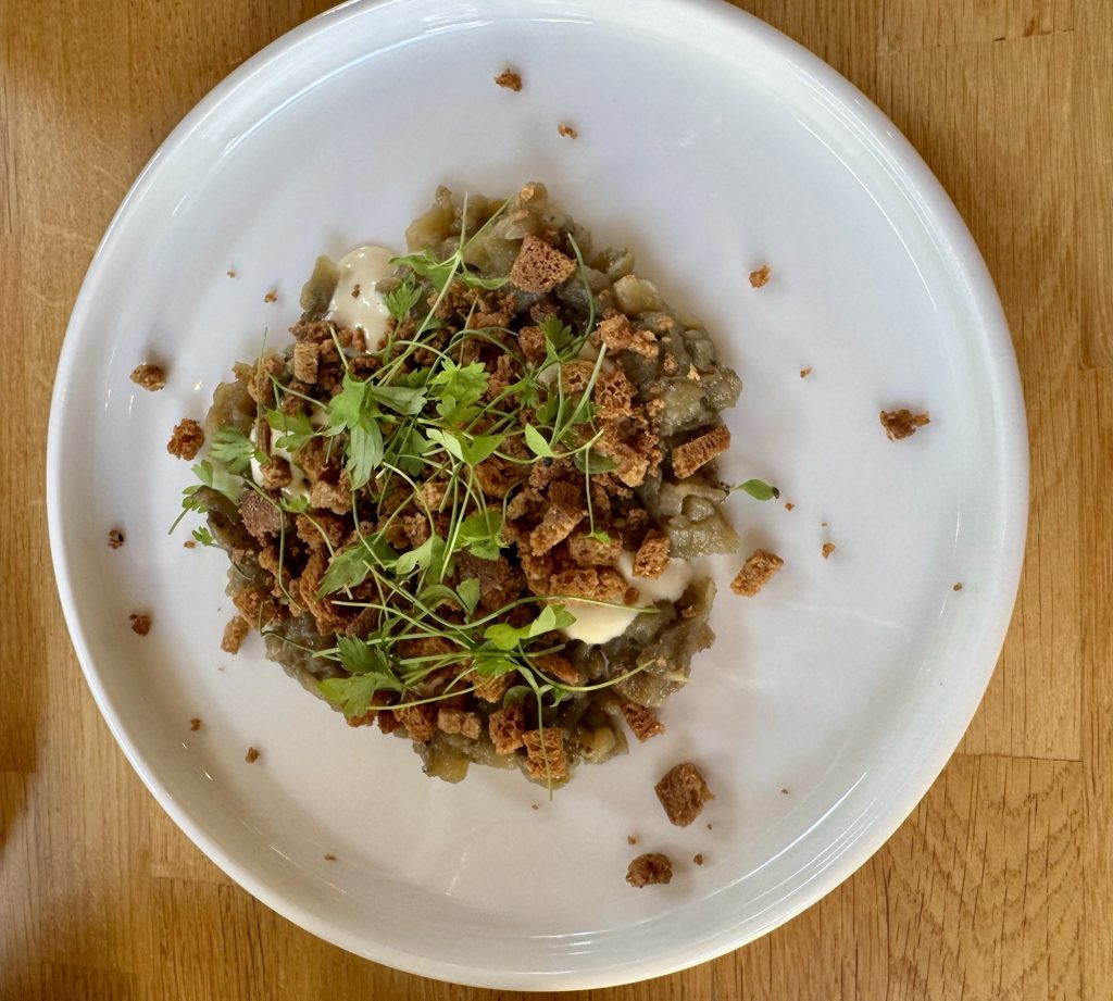 Eggplant tartare geröstete Aubergine mit Croutons und Ponzu Mayo im Szaletly in Budapest