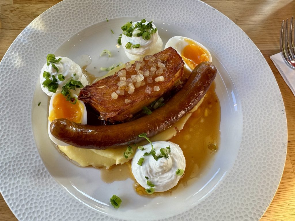 Szaletly layered potatoes Kartoffeln mit 6-Minuten-Ei und Mangalitsa-Debrecziner im Szaletly in Budapest