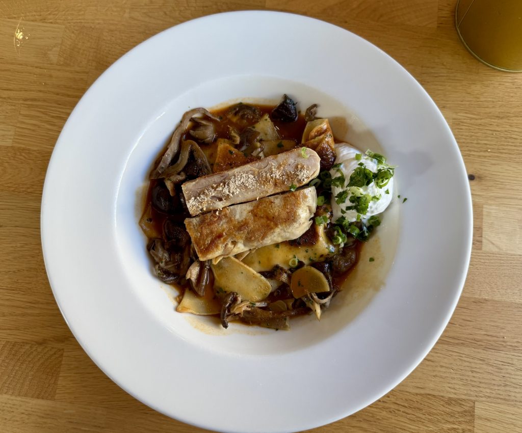 Pressed-layered Chicken Bakony Style mit hausgemachter Pasta, Pilzen, Paprika-Pilz-Sauce und Sauerrahm im Szaletly in Budapest