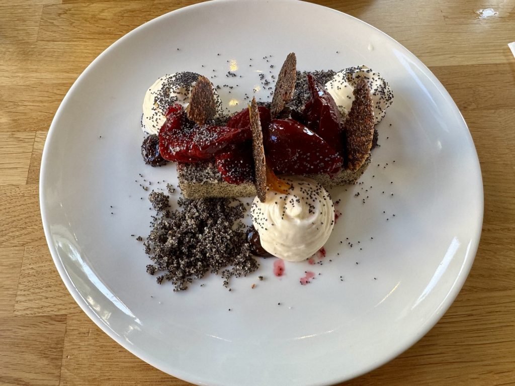 Light Poppy Seed Dessert mit Bourbon-Vanille-Schaum und gegrillten Pflaumen im Szaletly in Budapest