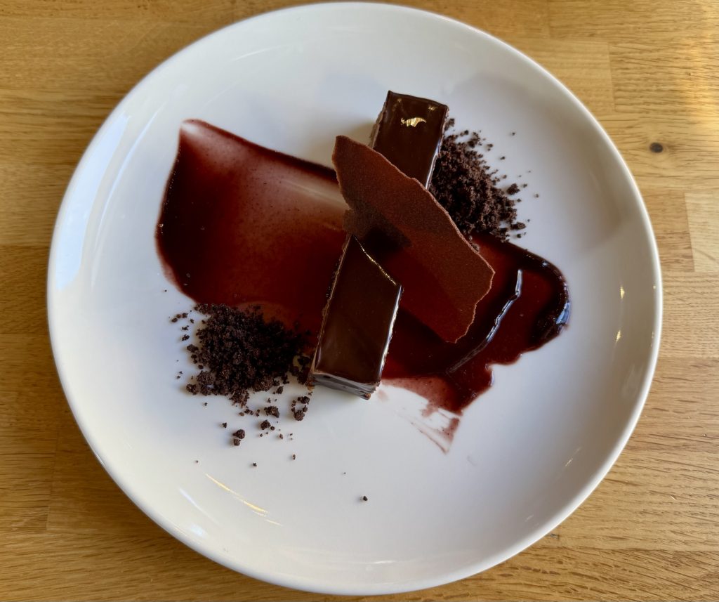 All About Chocolate Schokoladentrio mit Krokant und Brombeergel im Szaletly in Budapest