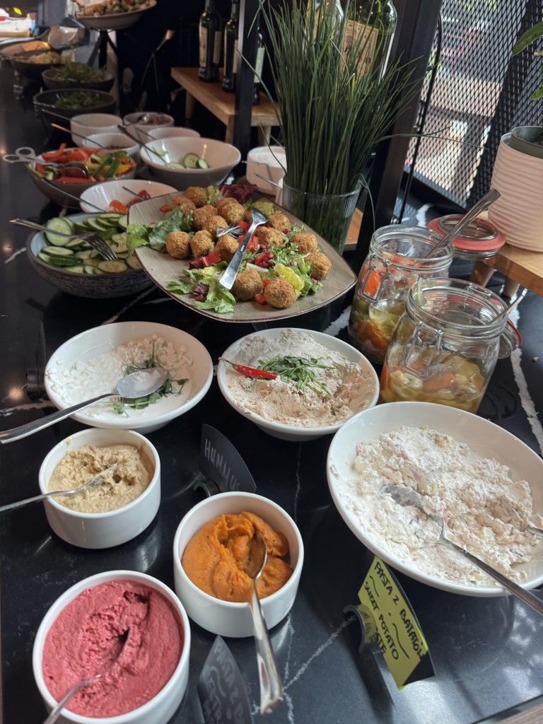Orientalisches Frühstücksbuffet im Hyatt Place Krakow in Krakau