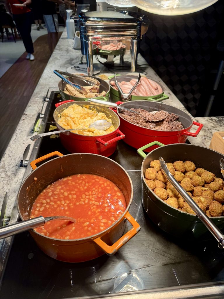 Warmes Frühstücksbuffet im Hyatt Place Krakow in Krakau