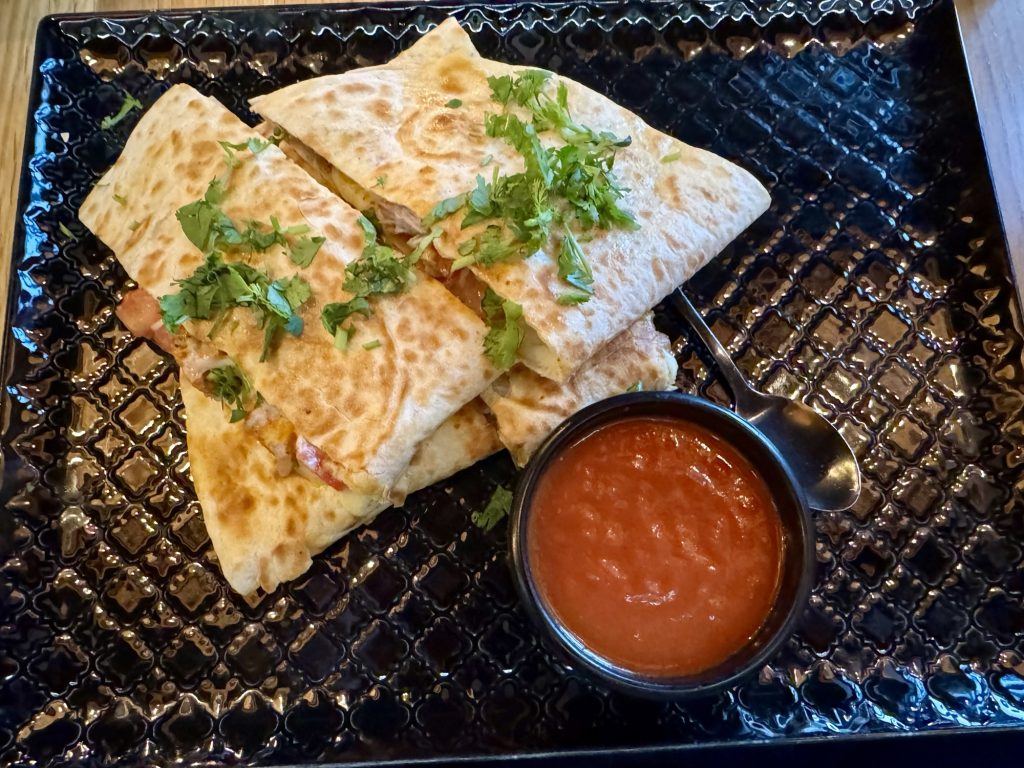 Quesadilla mit Huhn und Tomatensauce im Mustachos in Krakau