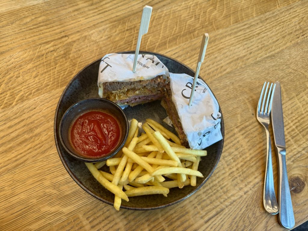 Reuben Sandwich im The Bridge Wroclaw in Breslau