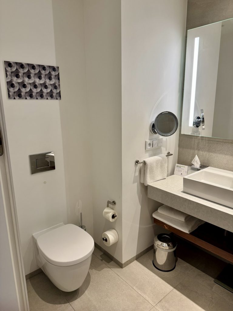 Toilette im King Room im DoubleTree by Hilton Wroclaw