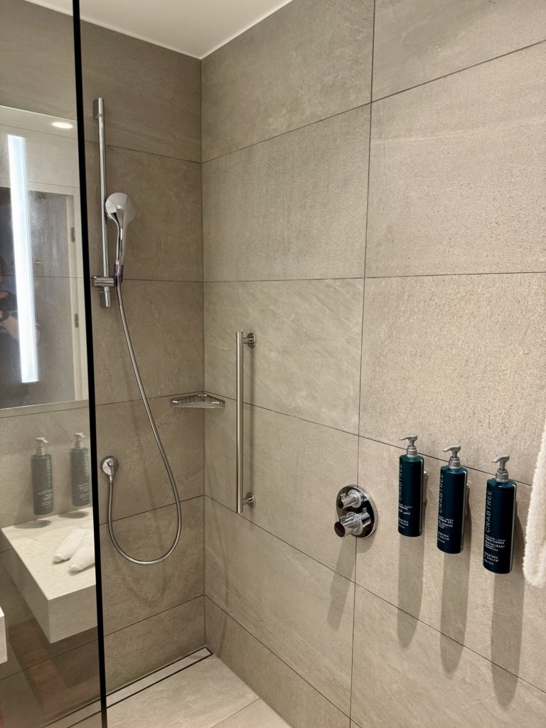 Dusche im King Room im DoubleTree by Hilton Wroclaw