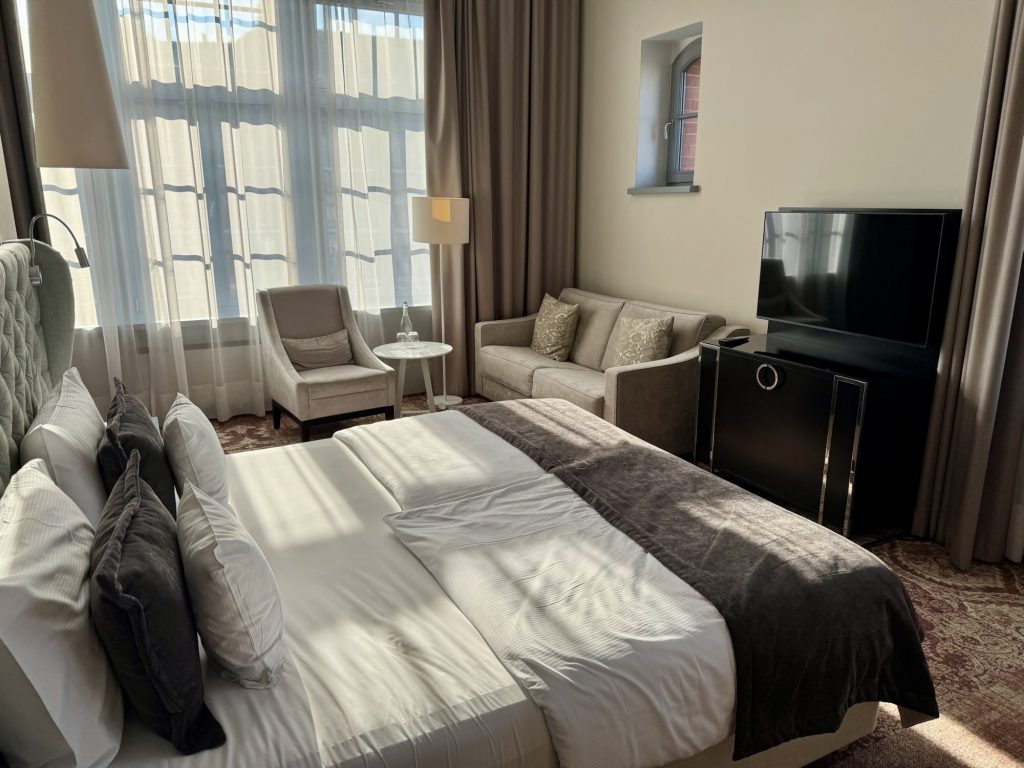 Bett und Fernseher im Craft Beer Central Hotel Gdansk