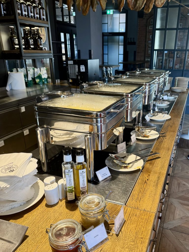 Warmes Frühstücksbuffet Craft Beer Central Hotel Gdansk