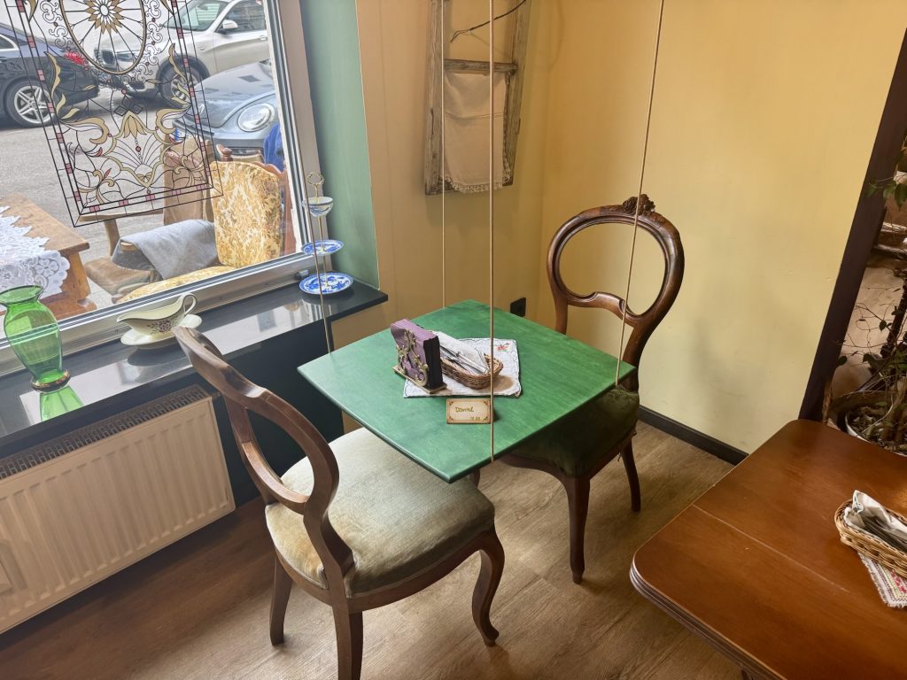 Tisch mit Schnüren an Decke befestigt - Cafe Winkelgasse